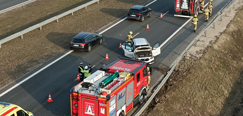BMW uderzyło w bariery na trasie S7. Jedna osoba trafiła do szpitala