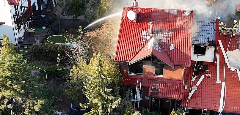 Pożar domu w Nowej Iwicznej. W akcji 11 zastępów straży pożarnej