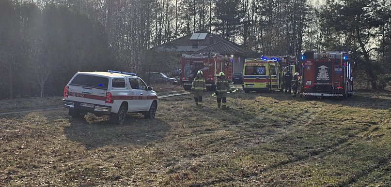 Strażacy wezwani do płonącego domu