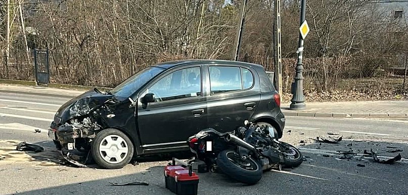 Groźny wypadek w Konstancinie – zderzenie motocykla z autem