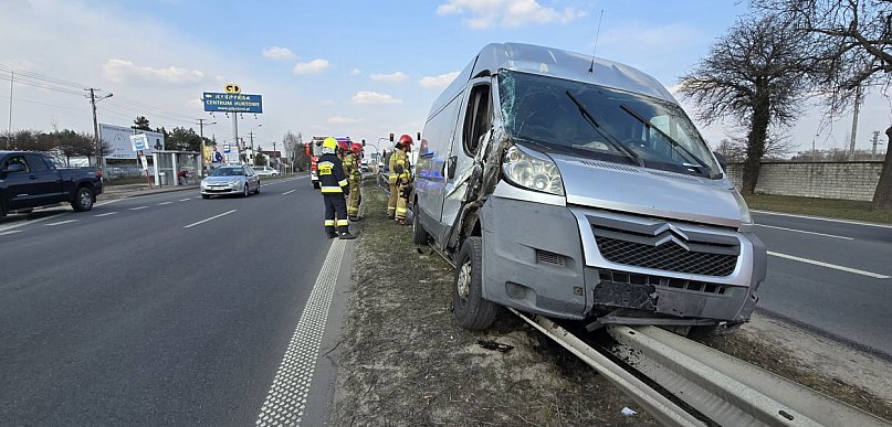 Zderzenie auta dostawczego z ciężarówką