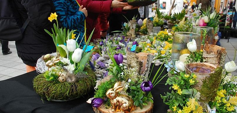 Trwa wielkanocny kiermasz przy urzędzie gminy