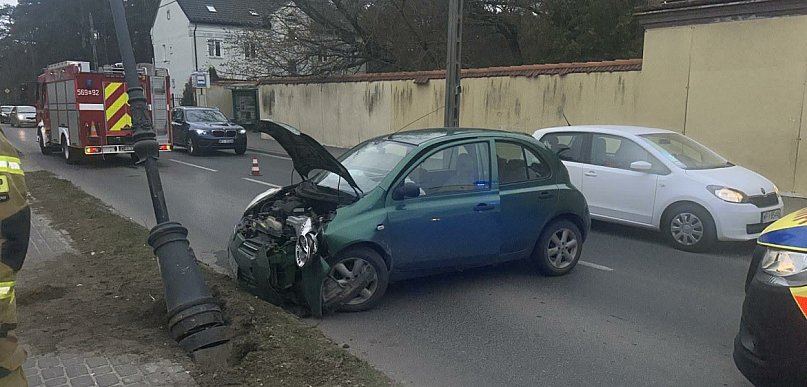 Wjechała w latarnię