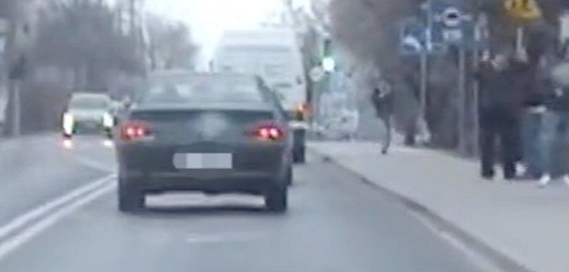 Porzucił samochód i uciekał na piechotę