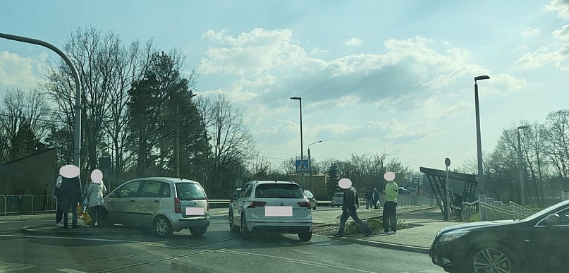 Kolizja na rondzie w Piasecznie