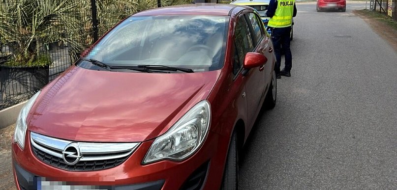 Corsa z Francji na nielegalnych tablicach