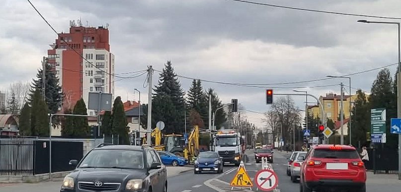 Awaria wodociągu, rozkopana ulica, objazdy