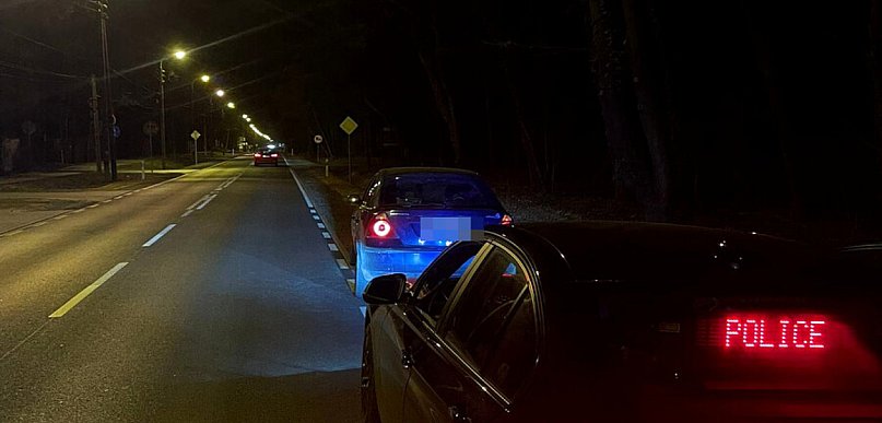 Zamienili się miejscami tuż przed policją. 21-latek wylądował w celi