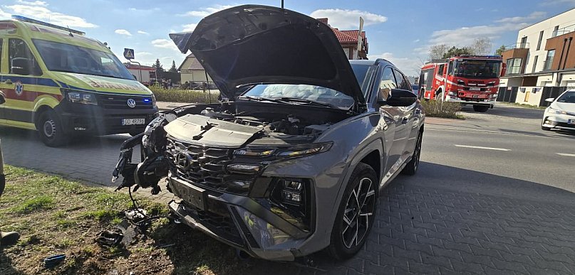 Wjechała w ogrodzenie! Pomyliła biegi?