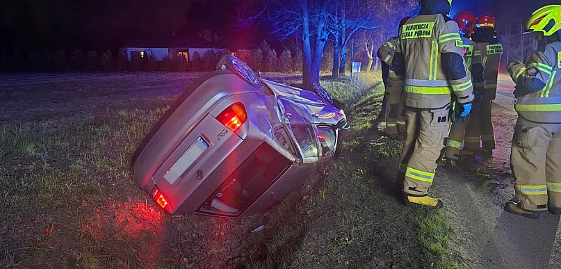 Chciał wyprzedzić, dachował w rowie. Policja zakuła kierowcę w kajdanki