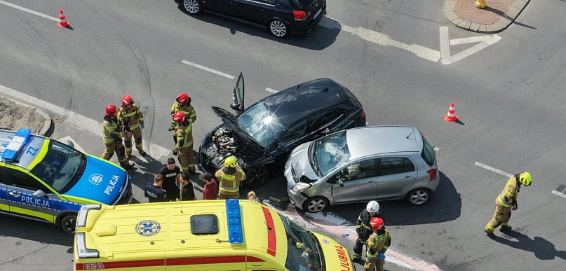 Zderzenie dwóch aut i utrudnienia na ruchliwym skrzyżowaniu