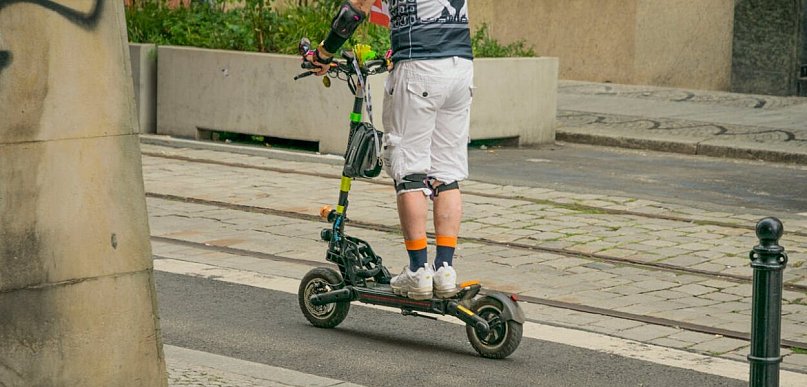 Jak prawidłowo ładować hulajnogę elektryczną i inne pojazdy mikromobilności?