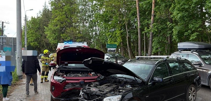 Czołowe zderzenie w Wilczej Górze. Mercedes zjechał na przeciwległy pas