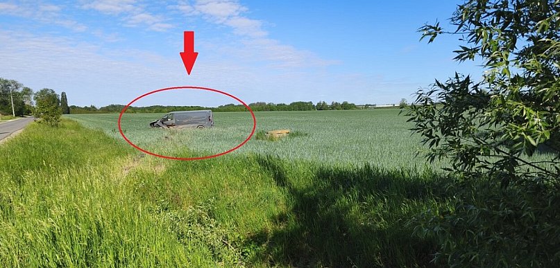 Zderzenie w Garbatce. Jeden z pojazdów zakończył jazdę w polu