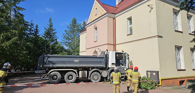 Ciężarówka uderzyła w budynek szkoły. Kierowca trafił do szpitala