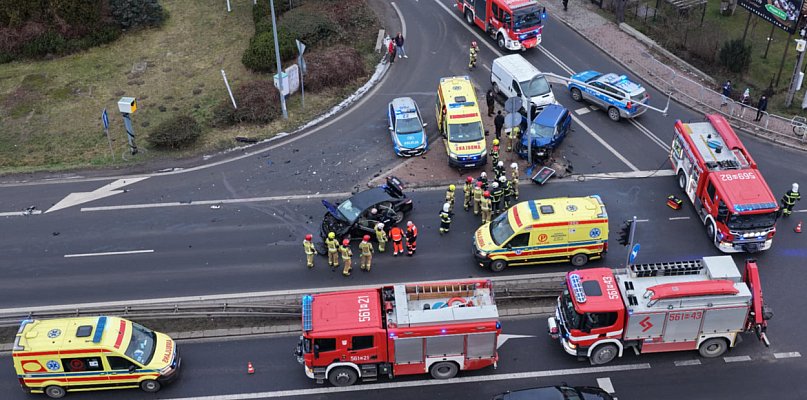 Wypadek sparaliżował skrzyżowanie! 4 osoby trafiły do szpitala - 110689