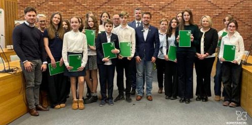 Wybitni uczniowie z Konstancina-Jeziorny nagrodzeni stypendiami - 110728