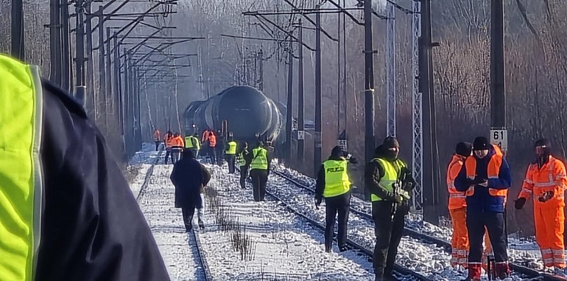 Trwają prace przy wykolejonym pociągu