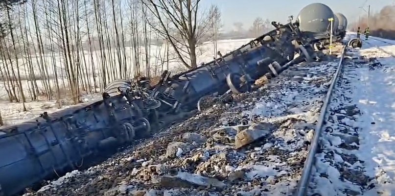 Prace przy wykolejonym pociągu wciąż trwają. Służby działają dzień i noc
