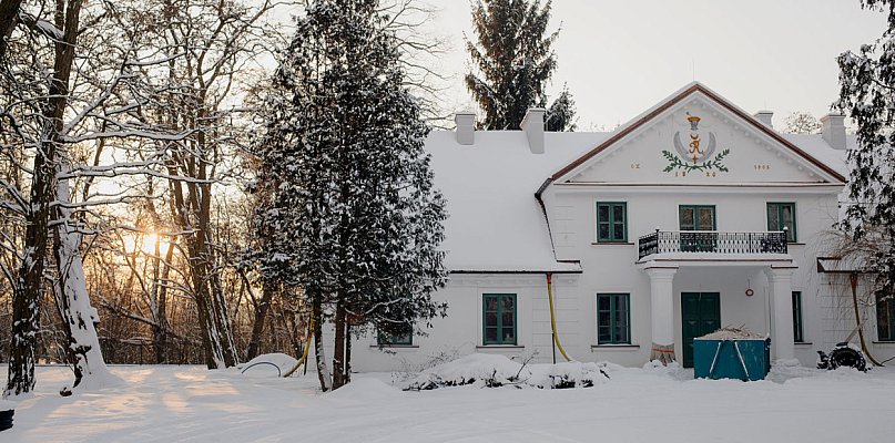 Postępują prace przy renowacji Dworu Ryxów