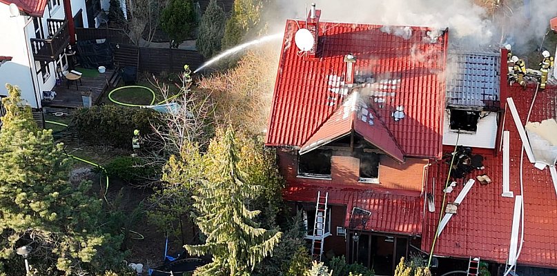 Pożar domu w Nowej Iwicznej. W akcji 11 zastępów straży pożarnej