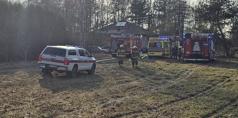Strażacy wezwani do płonącego domu