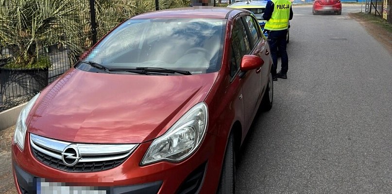 Corsa z Francji na nielegalnych tablicach