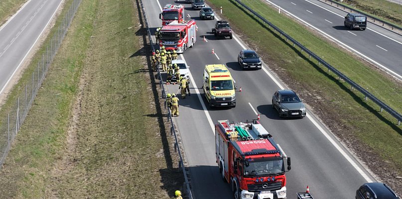 Niebezpieczne zdarzenie na trasie S7. Kobieta potrącona podczas postoju