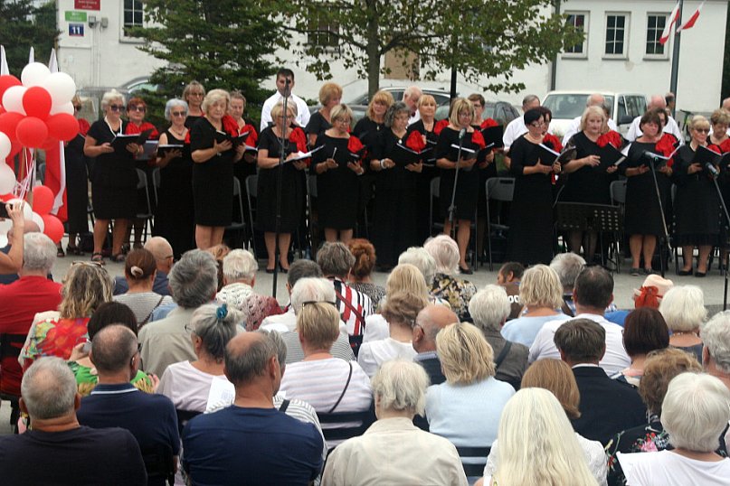 Patriotyczne śpiewanie na Skwerze Kisiela