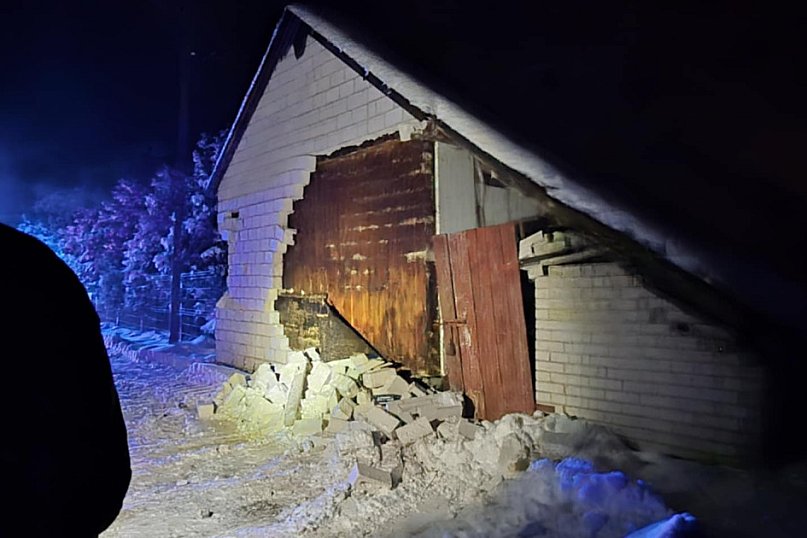 Podczas odśnieżania uszkodził ścianę budynku