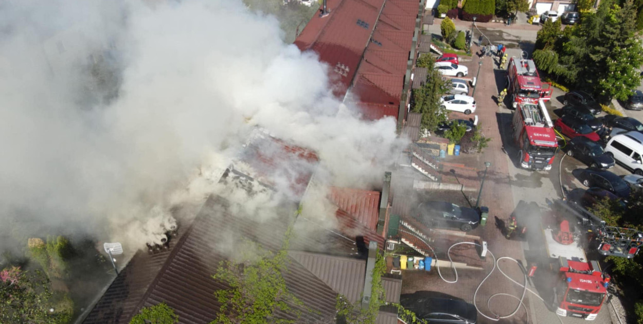 18 zastępów walczy z żywiołem. 2 strażaków poszkodowanych