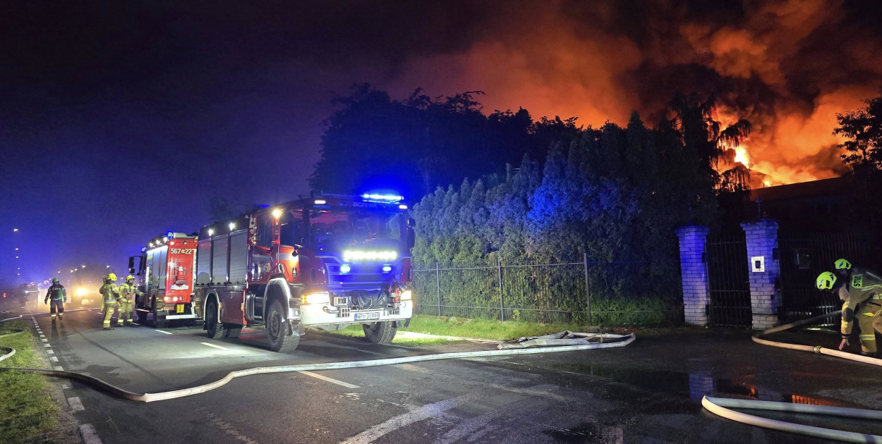 Dramatyczna noc w Kawęczynie – pożar pochłonął halę, 160 strażaków w akcji