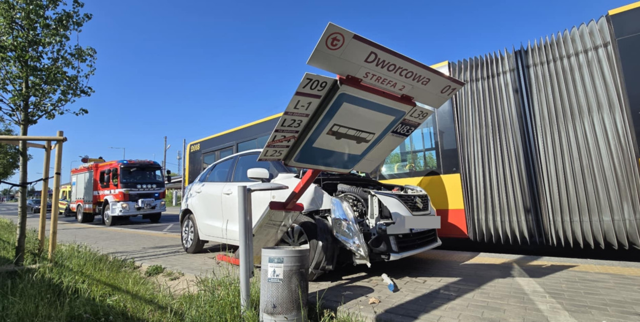 Mężczyzna  wjechał w przystanek. Ranny trafił do szpitala