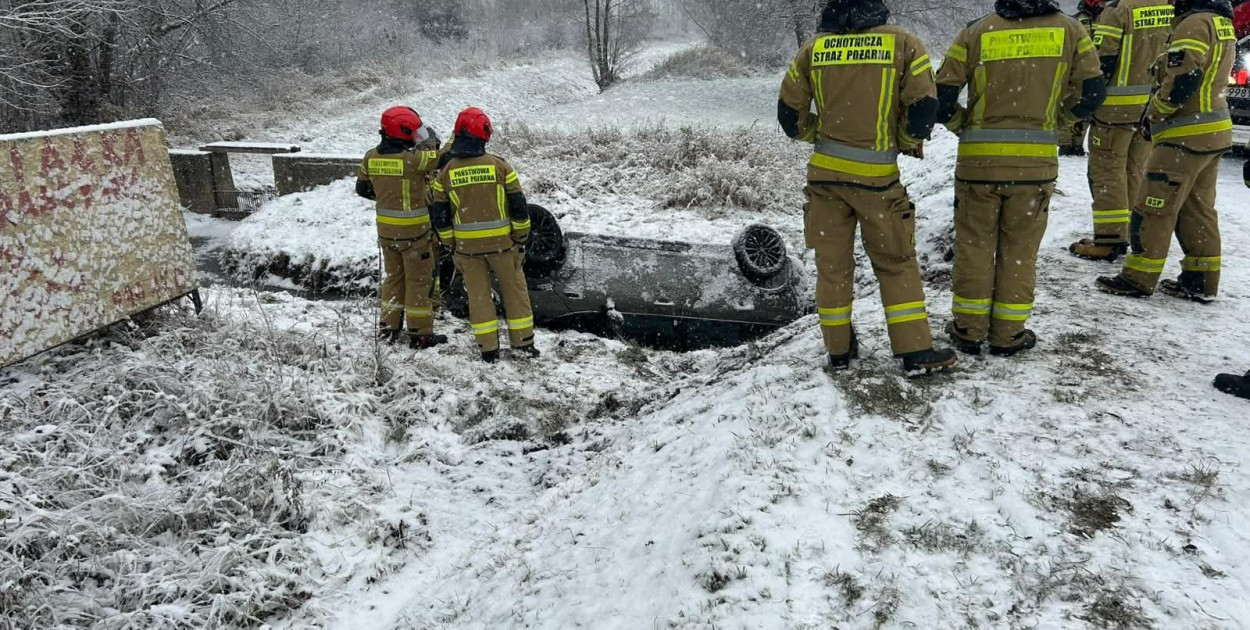 Pierwsze skutki zimy, samochód w rowie