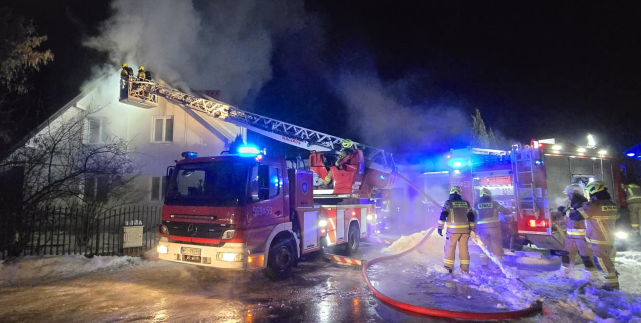 8 zastępów straży pożarnej gasiło pożar domu
