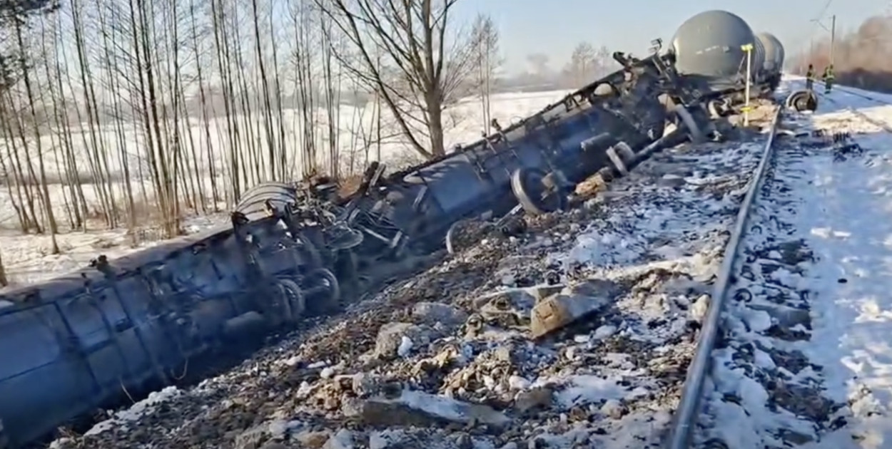 Prace przy wykolejonym pociągu wciąż trwają. Służby działają dzień i noc