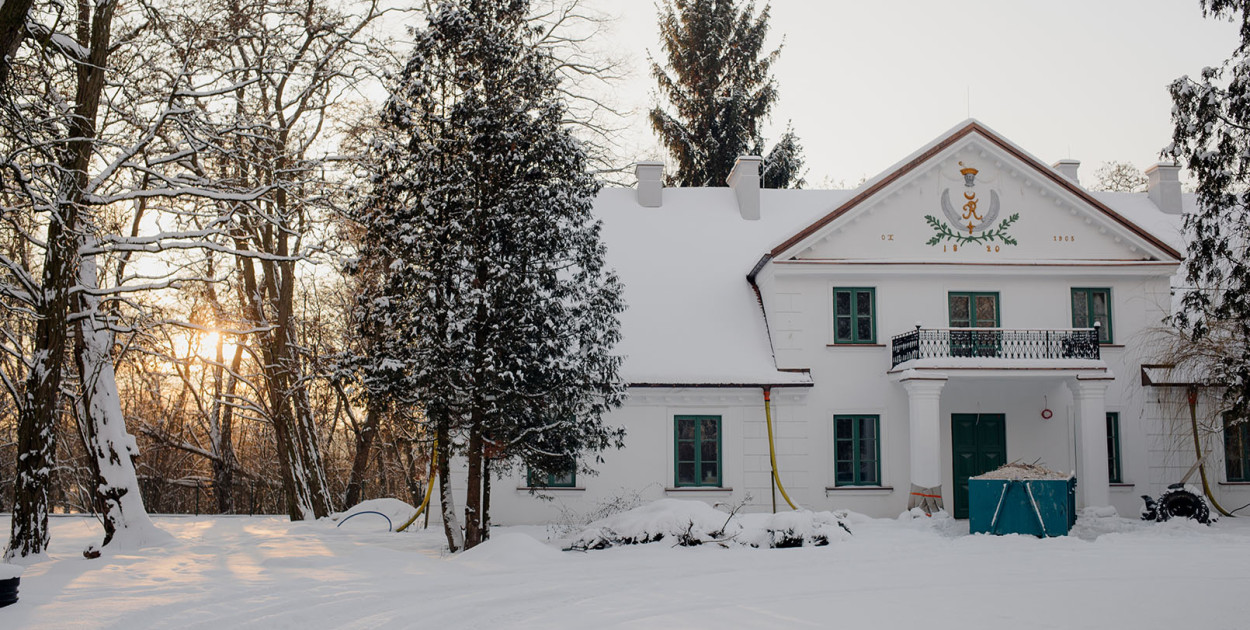 Postępują prace przy renowacji Dworu Ryxów