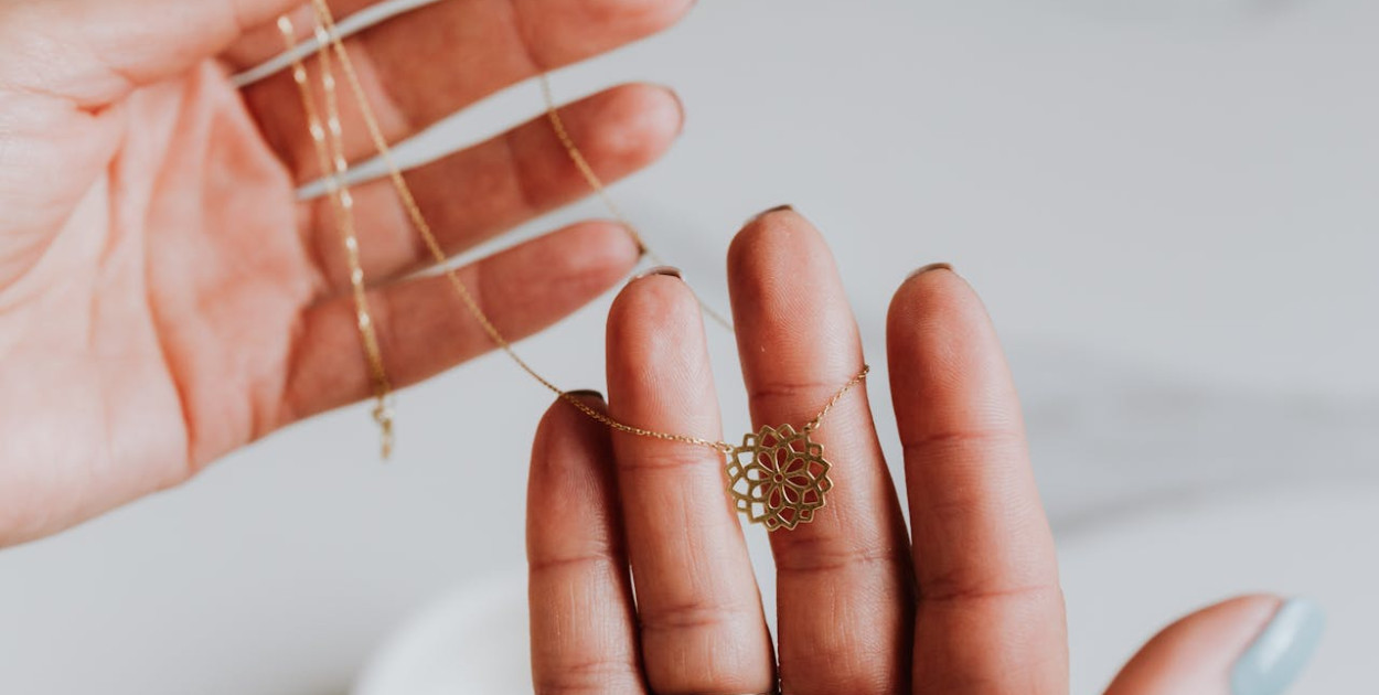 Próba złota 585 a 750 – co oznacza stempel i jak wpływa na wartość biżuterii?