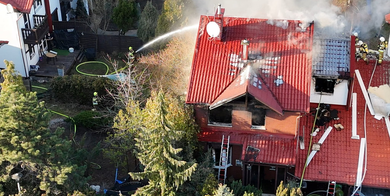 Pożar domu w Nowej Iwicznej. W akcji 11 zastępów straży pożarnej