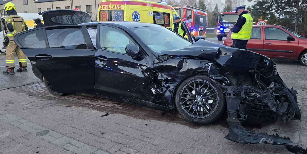 Zderzenie dwóch aut! Droga zablokowana