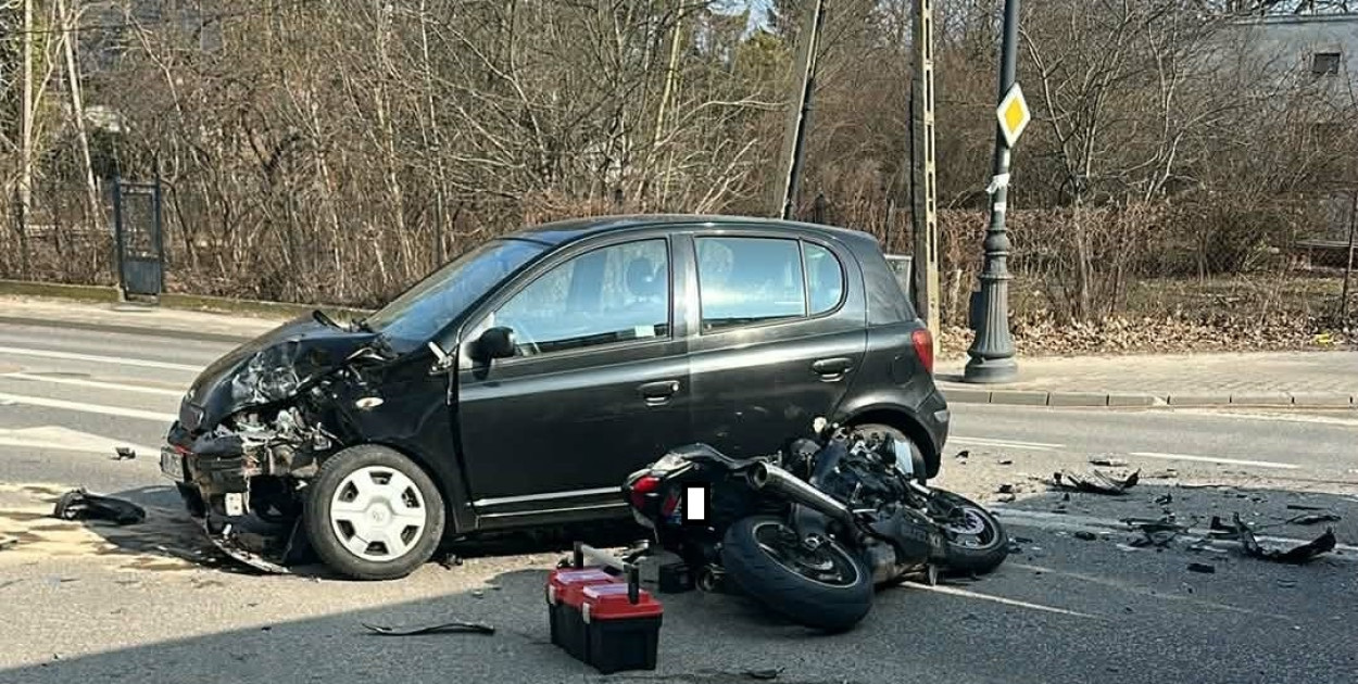 Groźny wypadek w Konstancinie – zderzenie motocykla z autem