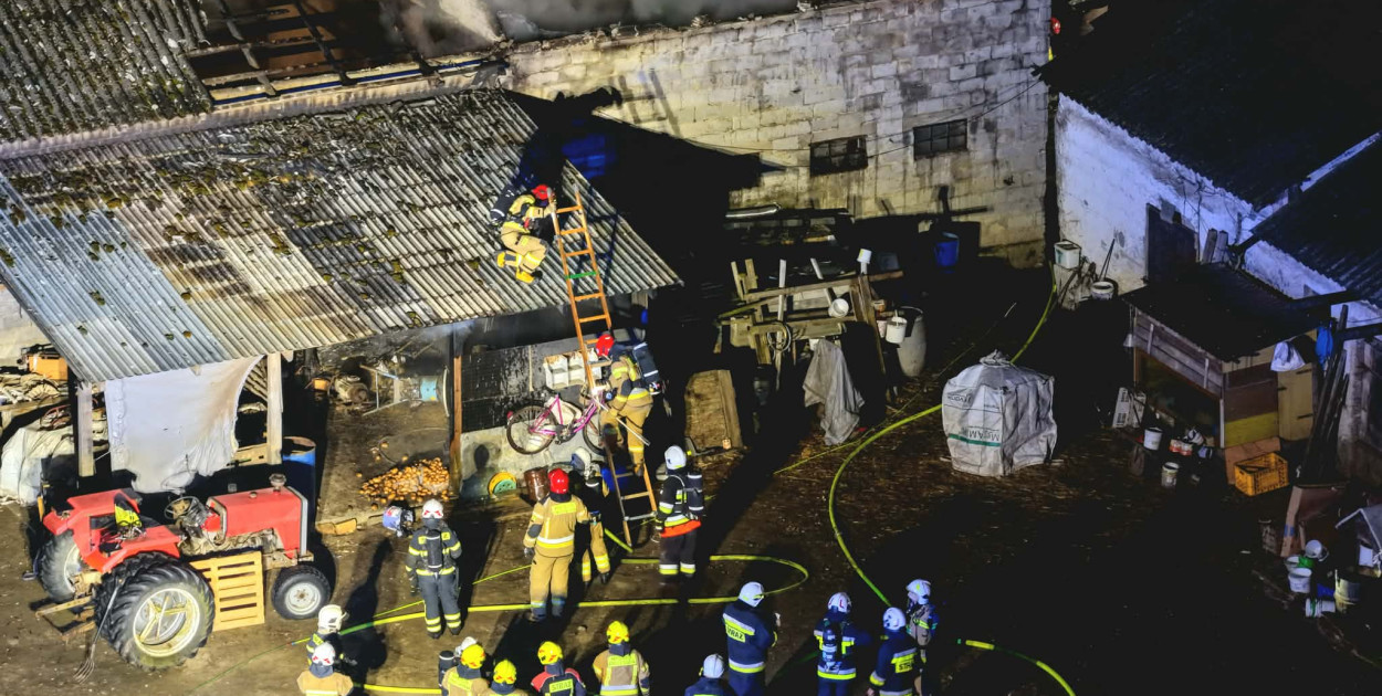 Nocny pożar pod Tarczynem. Szybka akcja strażaków zapobiegła tragedii