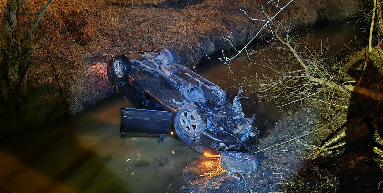 Ucieczka ulicami Piaseczna zakończona dachowaniem w rzece