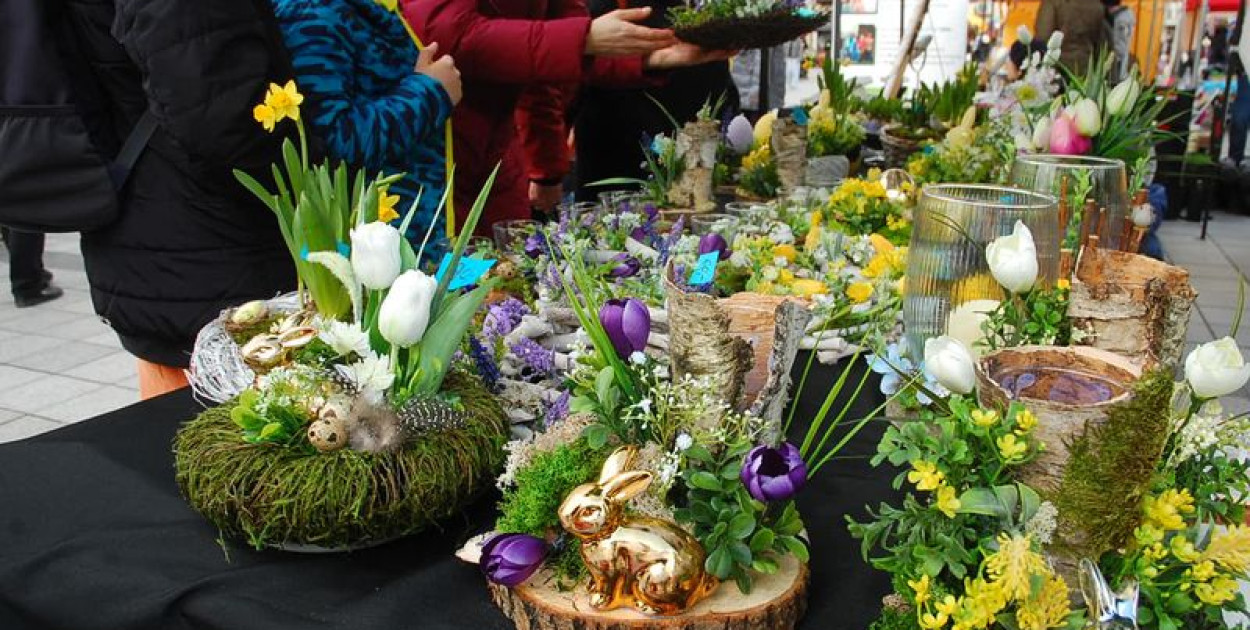 Trwa wielkanocny kiermasz przy urzędzie gminy