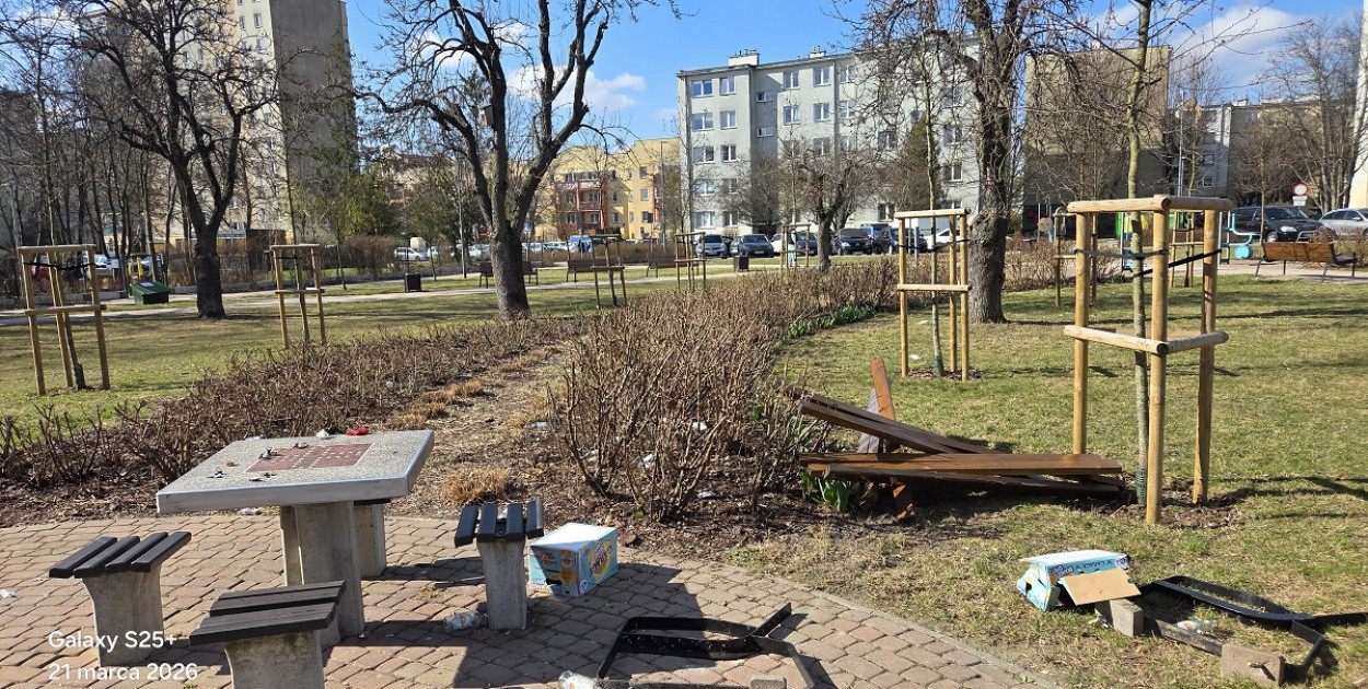 Nocne libacje i dewastacja w Parku Zachodnim. Mieszkańcy mają dość