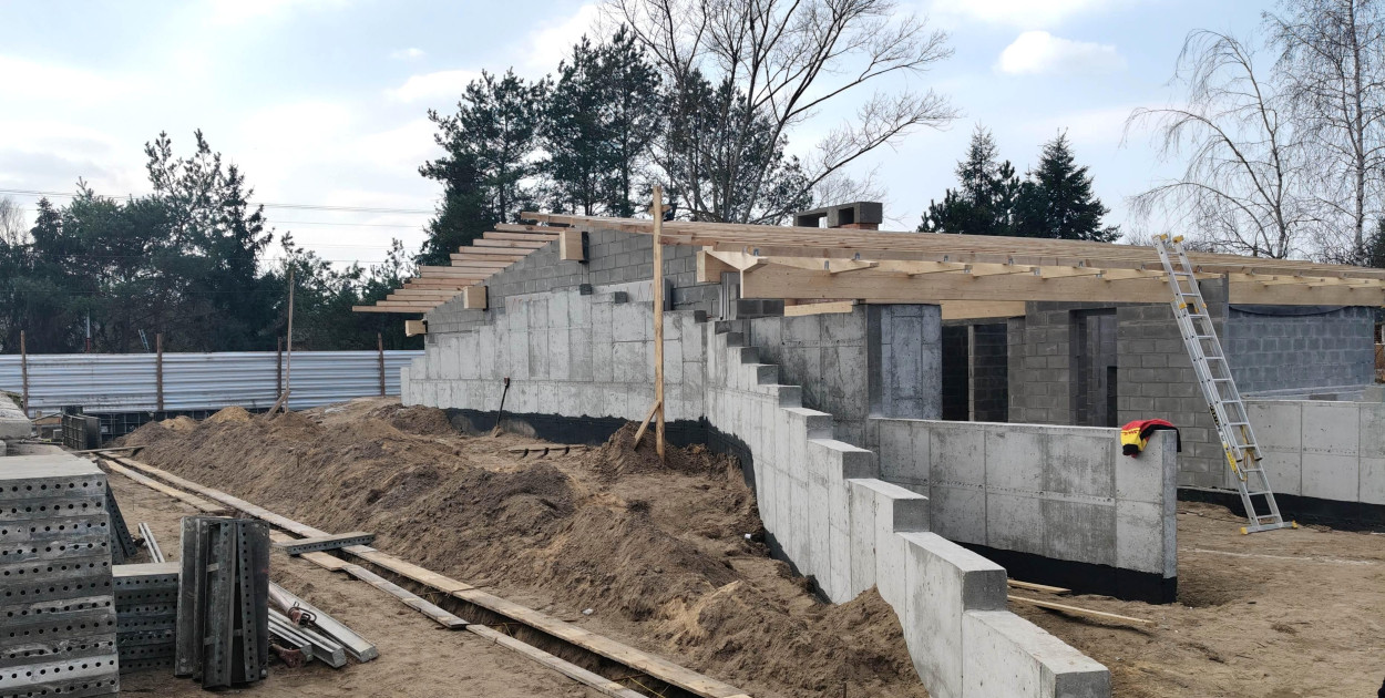 Budowa Domu Ludowego w Parceli nabiera tempa