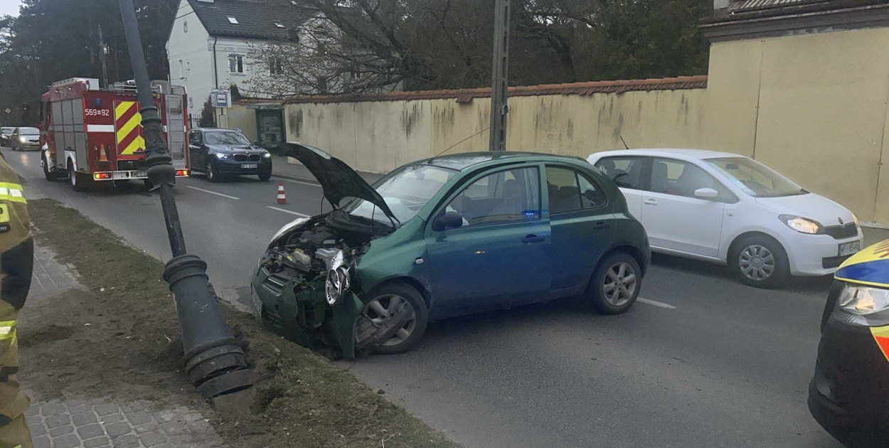 Wjechała w latarnię