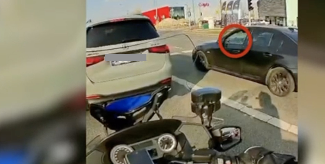 Kierowca BMW nie zauważył policjanta