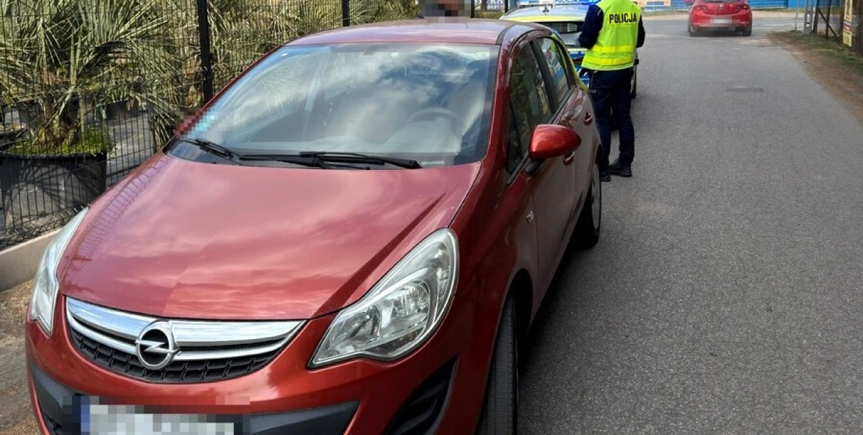 Corsa z Francji na nielegalnych tablicach