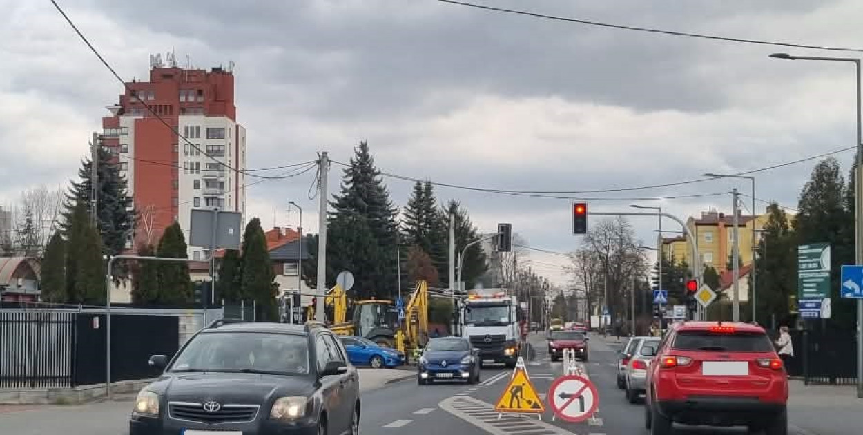 Awaria wodociągu, rozkopana ulica, objazdy